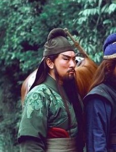 武神赵子龙关羽是如何把华雄杀了的？温酒斩华雄出自哪里？和电视剧演的有出入吗?