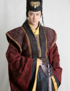 武神赵子龙董卓身边的谋臣是谁？李儒是谁扮演的？三国历史中有李儒这个人物吗？