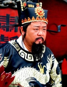 五鼠闹东京包拯额头上为什么有月牙 关于月牙来历的几种传说