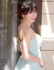 包贝尔婚礼伴娘柳岩穿性感抹胸裙 伴郎团欲扔其下水遭骂