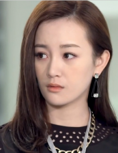 爱的阶梯周洋干女儿的耳环为什么只有一只？另外一只在哪里？耳环背后有什么寓意？