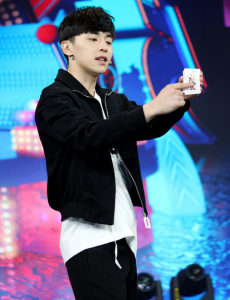 《十五年等待候鸟》邓伦表演红心魔术 赢得孙怡芳心