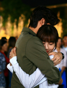 远得要命的爱情热播 长腿欧巴朴海镇“壁咚”李菲儿