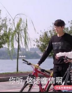 因为爱情有幸福陈伟霆和唐艺昕的那款黑白情侣卫衣是什么牌子的？