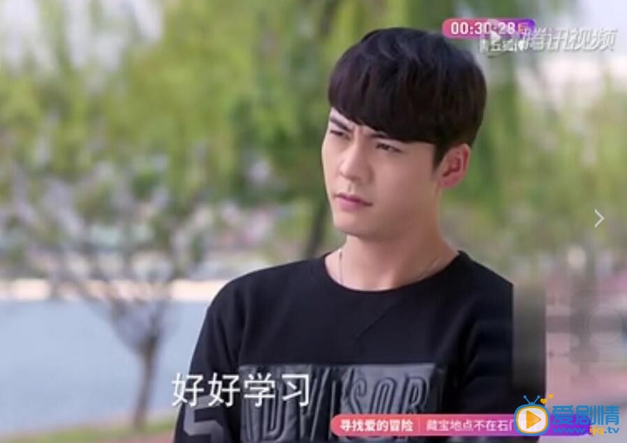 因为爱情有幸福陈伟霆和唐艺昕的那款黑白情侣卫衣是什么牌子的？