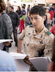 太阳的后裔现场照曝光：宋仲基认真背台词