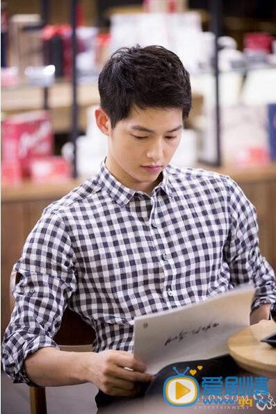 太阳的后裔现场照曝光:宋仲基认真背台词