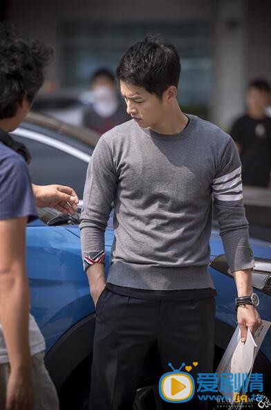 太阳的后裔现场照曝光:宋仲基认真背台词