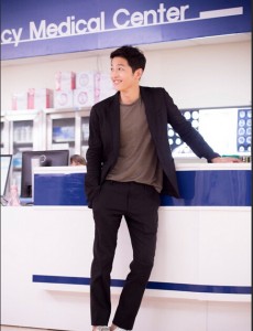 太阳的后裔柳时镇回国当保镖的时候看到了谁？柳时镇在停车场追赶的黑衣人是谁？