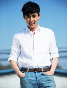 爱的阶梯张睿晒造型 白衬衫魅力爆表