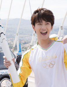 风一样的男子杨洋前赴雅典完成火炬传递（组图欣赏）