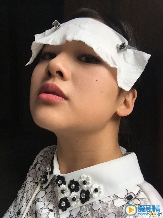 戴流苏耳环的少女拍幕后搞怪照大集合