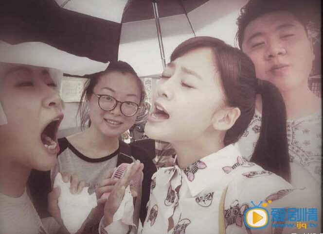 戴流苏耳环的少女拍幕后搞怪照大集合