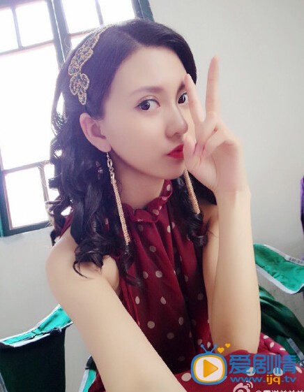 戴流苏耳环的少女拍幕后搞怪照大集合