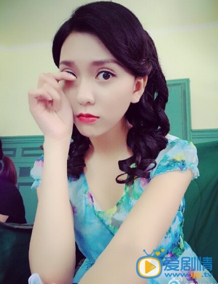 戴流苏耳环的少女拍幕后搞怪照大集合