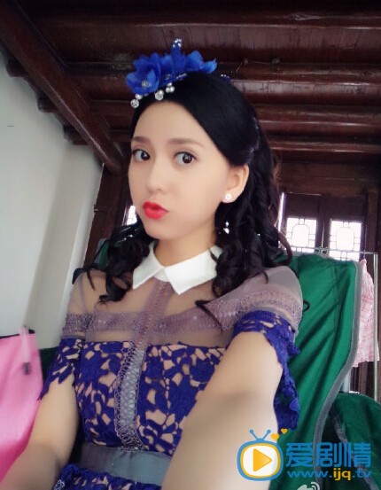 戴流苏耳环的少女拍幕后搞怪照大集合