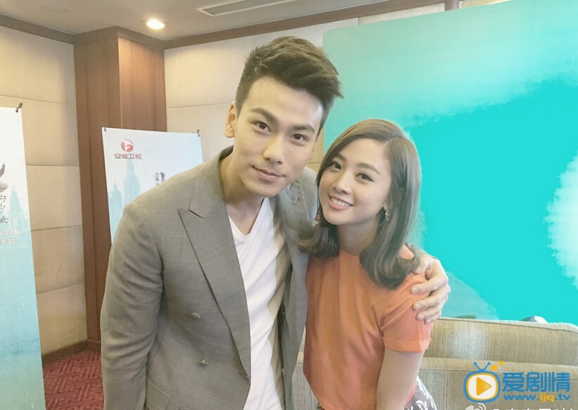 戴流苏耳环的少女拍幕后搞怪照大集合