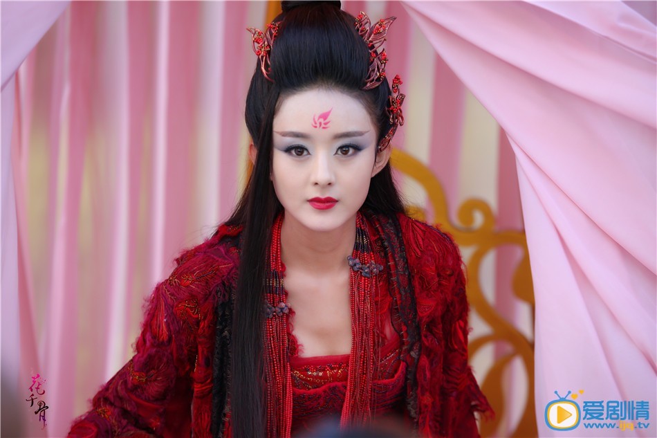 《花千骨》曝赵丽颖红衣绝美霸气妖神剧照(组图)