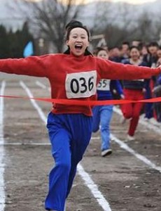 天伦热播 练束梅获封“飞毛腿班花”