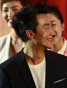 猎人发布会现场 黄轩庆生和粉丝秀“甜蜜”