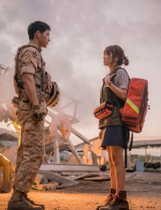 太阳的后裔柳时镇肩章上的字母是什么意思？为什么和徐大荣的字母不一样？