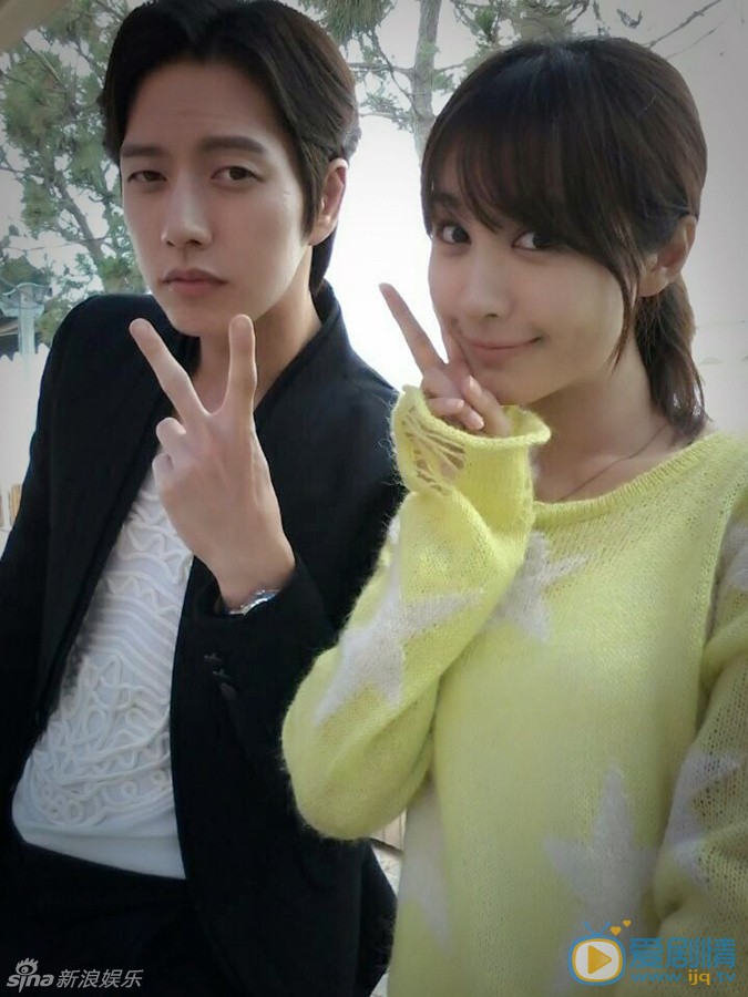 《远得要命的爱情》李菲儿朴海镇超萌花絮照欣赏 李菲儿与朴海镇卖萌 《远得要命的爱情》李菲儿与朴海镇这对“岸夏夫妇”片场花絮照曝光，李菲儿与朴海镇自拍，时而俏皮卖萌，时而“大秀恩爱”。