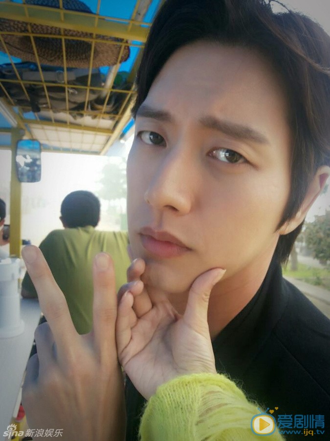 《远得要命的爱情》李菲儿朴海镇超萌花絮照欣赏 朴海镇举“V” 《远得要命的爱情》李菲儿与朴海镇这对“岸夏夫妇”片场花絮照曝光，李菲儿与朴海镇自拍，时而俏皮卖萌，时而“大秀恩爱”。