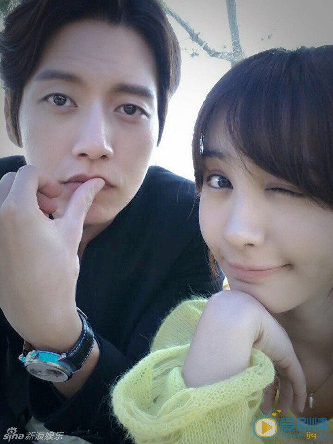 《远得要命的爱情》李菲儿朴海镇超萌花絮照欣赏 两人俏皮可爱 《远得要命的爱情》李菲儿与朴海镇这对“岸夏夫妇”片场花絮照曝光，李菲儿与朴海镇自拍，时而俏皮卖萌，时而“大秀恩爱”。