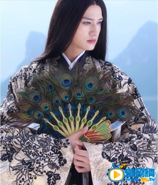 花千骨中杀阡陌戴的美瞳是什么颜色的?什么型号的?